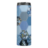 Blumenmuster, Denim Patchwork: blaues Muster. Thermosbecher (Rückseite)