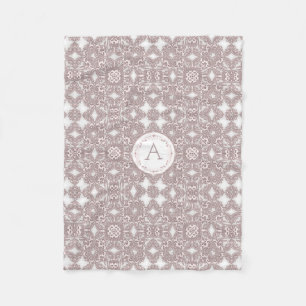 Blumenmuster der barocken Art. Monogramm Fleecedecke