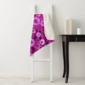 Blumenmuster der Wasserfarbe Berry Magenta Sherpadecke (Beispiel)