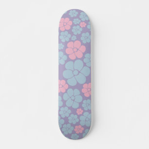 Blumenmuster in Blau, Lila und Rosa Skateboard