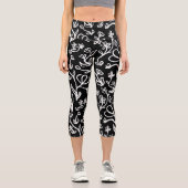Blumenmuster in Weiß auf Schwarz Capri Leggings (Vorderseite)