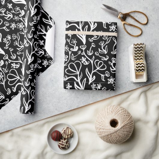 Blumenmuster in Weiß auf Schwarz Geschenkpapier (Basteln)