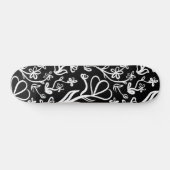 Blumenmuster in Weiß auf Schwarz Skateboard (Horizontal)