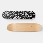 Blumenmuster in Weiß auf Schwarz Skateboard (Horizontal)