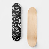Blumenmuster in Weiß auf Schwarz Skateboard (Vorderseite)
