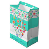 Blumenmuster mit Aquamariner Optik Mittlere Geschenktüte (Vorderseite Schrägansicht)