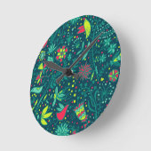 Blumenmuster mit Cartoon-Vögeln Runde Wanduhr (Winkel)