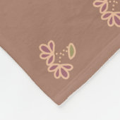 Blumenmuster mit Mocha Mousse Hintergrund Fleecedecke (Ecke)