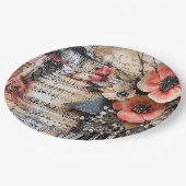 Blumenmuster mit rustikalen Klaviertasten und eine Pappteller (Schrägansicht)