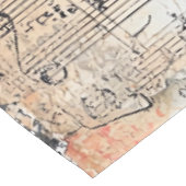 Blumenmuster mit rustikalen Klaviertasten und eine Tischdecke (Schrägansicht)