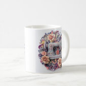 Blumenmuster mit Vintager Nähmaschine Kaffeetasse (VorderseiteRechts)