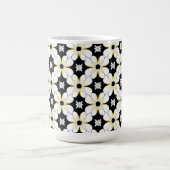 Blumenmuster mit weißer und gelber Blume Kaffeetasse (Mittel)