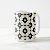 Blumenmuster mit weißer und gelber Blume Kaffeetasse (VorderseiteRechts)
