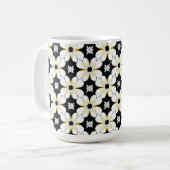Blumenmuster mit weißer und gelber Blume Kaffeetasse (Vorderseite Links)