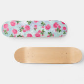 Blumenmuster: rosa Blumen auf blauem bokeh Skateboard (Horizontal)