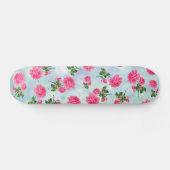 Blumenmuster: rosa Blumen auf blauem bokeh Skateboard (Horizontal)