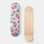 Blumenmuster: rosa Blumen auf blauem bokeh Skateboard (Vorderseite)