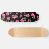 Blumenmuster: rosa Blumen auf Schwarzem Skateboard (Horizontal)