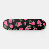 Blumenmuster: rosa Blumen auf Schwarzem Skateboard (Horizontal)