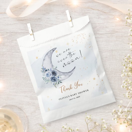Blumenmuster über der Mond-Babydusche Geschenktütchen (Ausgeschnitten)