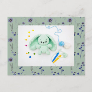 Blumenmuster und Crochet Bunny Postkarte