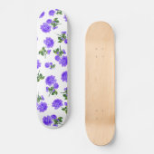 Blumenmuster: violette Blumen auf weiß Skateboard (Vorderseite)