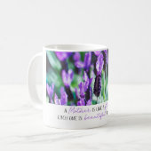 Blumenmütter auf dem Lavendelfeld Tag violette Blu Kaffeetasse (Vorderseite Links)