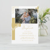 Blumenneutrales Cross-Minimalistisch Baptim-Foto Einladung (Stehend Vorderseite)