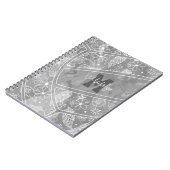 Blumenpaisley Federmuster auf grauem Volleyball Notizblock (Linke Seite)