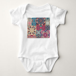 Blumenpatchwork: vintage kariertes Muster. Baby Strampler