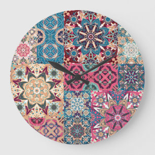 Blumenpatchwork: vintage kariertes Muster. Große Wanduhr