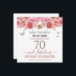 Blumenrosa 70. Geburtstag Save the Date<br><div class="desc">Girly Glitzer,  Jahrtausende pink Hintergrund,  mit extravagantem Skriptnamen Typografie. Happy 70 und fabelhafte Geburtstagsdesign Vorlage. Rosa Rosen und Schmetterling oberer Rand. Ideal für 70. Feiern. Save the Date feiern Erinnerung.</div>