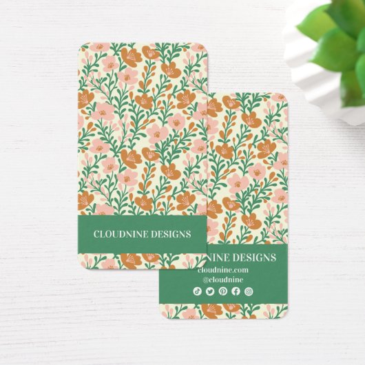 Blumenrosa Schmuckkarte mit grünem Ohrring (Schreibtisch)