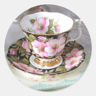 Blumenrosa und goldene Teetassen-Aufkleber Runder Aufkleber