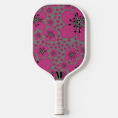 Blumenrosa und Schwarz Moderne Monogramme Pickleball Schläger (Vorderseite)