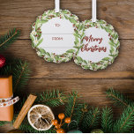 Blumenroter Berry Grüner Kranz bis Ornament Karte<br><div class="desc">Ein wunderschönes,  blumengeschmücktes Weihnachtsgeschenk-Tag mit einem Kranz von schlauer grüner Vegetation,  weißen Blume und roten Beeren,  wo man schreiben kann,  wem und von wem das Weihnachtsgeschenk ist.</div>