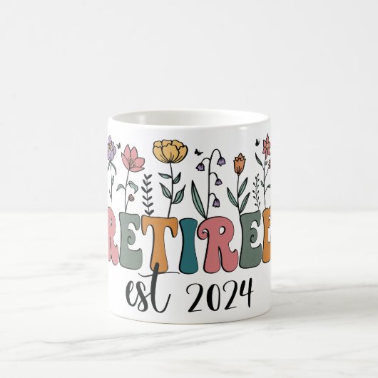 Blumenruhestand Est ermüdet. 2024 Wildblumen Kaffeetasse (Mittel)
