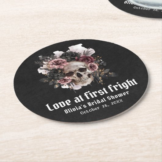 Blumenschädel-Liebe im ersten Brautparty Runder Pappuntersetzer (Angewinkelt)