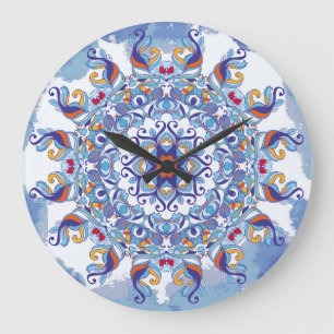 Blumenschmuck, künstlerisches Design. Große Wanduhr