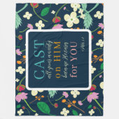 Blumenschrift 1 Peter 5:7 Fleecedecke (Vorderseite)