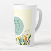 Blumenschrift 1 Peter 5:7 Latte Tasse (Rechte Ecke)