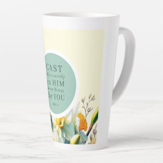 Blumenschrift 1 Peter 5:7 Latte Tasse (Rechte Ecke)