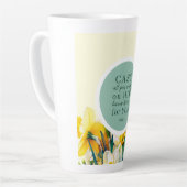 Blumenschrift 1 Peter 5:7 Latte Tasse (Linke Ecke)