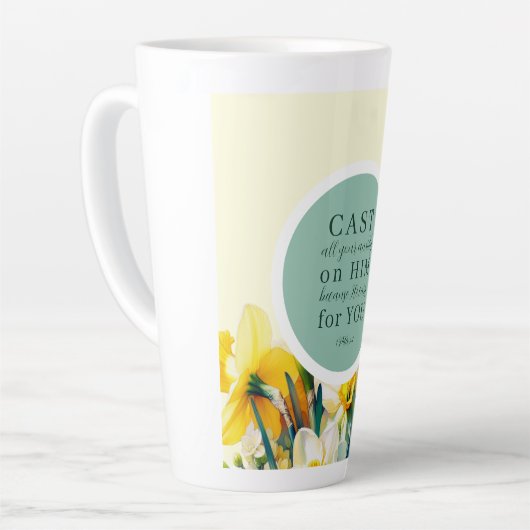 Blumenschrift 1 Peter 5:7 Latte Tasse (Linke Ecke)