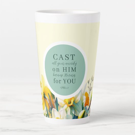 Blumenschrift 1 Peter 5:7 Latte Tasse (Vorderseite)