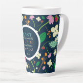 Blumenschrift 1 Peter 5:7 Latte Tasse (Rechte Ecke)