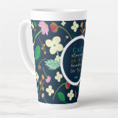 Blumenschrift 1 Peter 5:7 Latte Tasse (Linke Ecke)