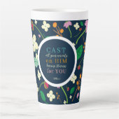 Blumenschrift 1 Peter 5:7 Latte Tasse (Vorderseite)
