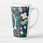 Blumenschrift 1 Peter 5:7 Latte Tasse (Rechts)