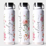 Blumenschrift Watercolor Personalisiert Bridesmaid<br><div class="desc">Danke an deine Brautjungfrauen mit unserem Bridesmaid Geschenk Wasserfarbe Blumenschrift Personalisierte Wasserflasche! Diese stilvolle und praktische Flasche ist der perfekte Weg, um Ihre Wertschätzung zu zeigen. Die Einrichtung ist mit einem wunderschönen Blumendesign in Aquarelltönen geschmückt und mit dem Namen jeder Brautjungfrau in einer eleganten Schrift personalisiert, und verleiht ihrer Zeit...</div>
